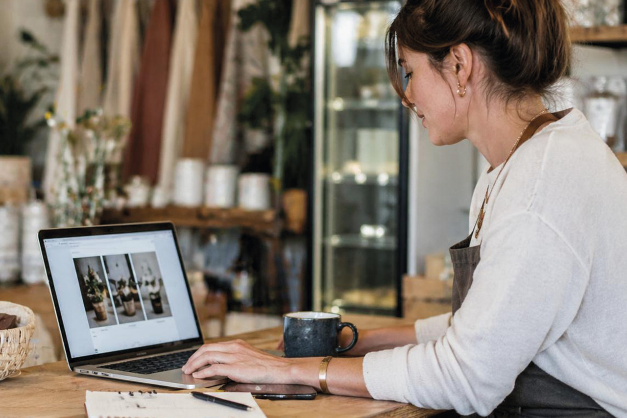 mujer revisa su web empresa